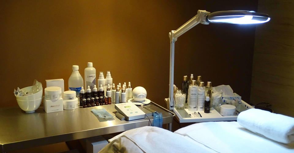 Behandlingsrommet med benk, lampe og produkter